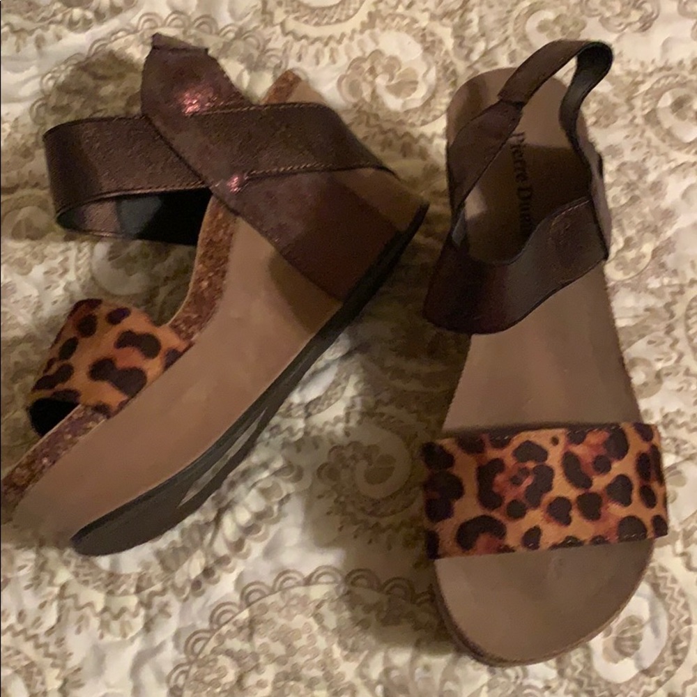 NWOT Size 9 Pierre Dumas wedge sandals